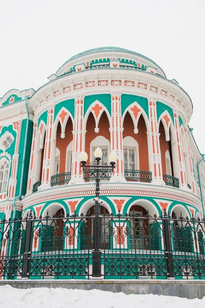 セヴァスタヤノフ ハウスは ロシアのイェカテリンブルクにある夜間と冬の労働組合の家でもある 市の池のほとりに19世紀の第一四半期に建てられた宮殿 Aによって形成されました — ストック写真