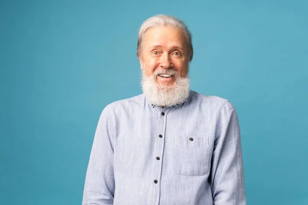 Viejo Jubilado Con Pelo Blanco Barba Boca Abierta Sonrisa Brillante —  Fotos de Stock