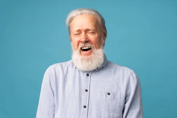 Homem Velho Aposentado Com Cabelos Brancos Barba Boca Aberta Risos — Fotografia de Stock