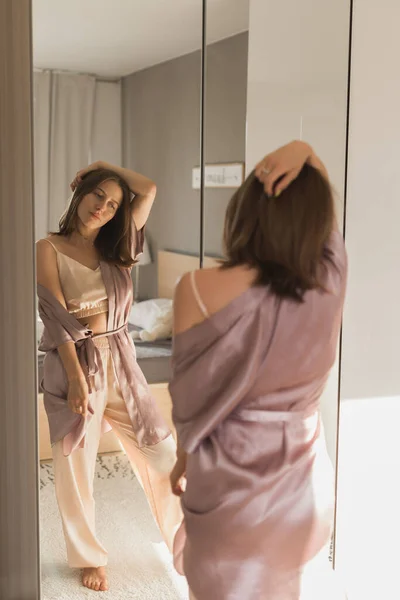 Fijne Morgen Aantrekkelijke Jonge Vrouw Kijkt Spiegel Bij Haar Appartement — Stockfoto