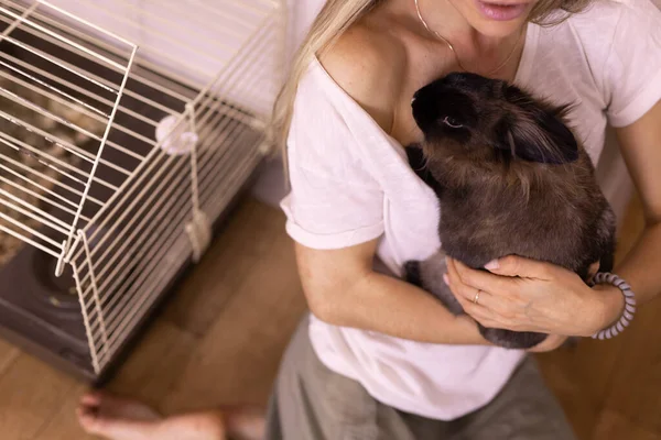 Молодая Женщина Очаровательным Кроликом Помещении Закройте Любимые Животные Домашние Животные — стоковое фото