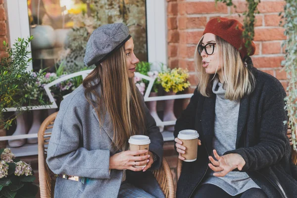 Młode Przyjaciółki Rozmawiają Sobą Interesujących Tematach Czasie Wolnym Hipsterki Żartują — Zdjęcie stockowe