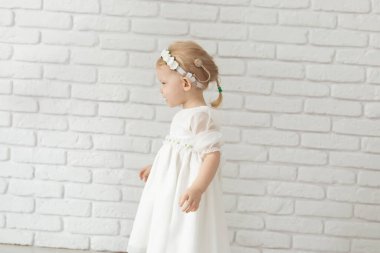 Anne çocuğuna işitme cihazı ve koklear implantlar takıyor. Sağır ve sağlıklı.