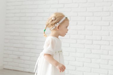 Anne çocuğuna işitme cihazı ve koklear implantlar takıyor. Sağır ve sağlıklı.