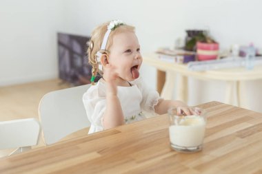 Anne çocuğuna işitme cihazı ve koklear implantlar takıyor. Sağır ve sağlıklı.