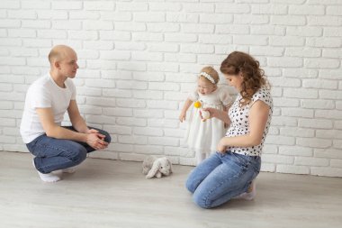 Anne çocuğuna işitme cihazı ve koklear implantlar takıyor. Sağır ve sağlıklı.