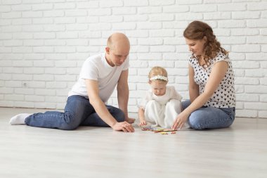 Anne çocuğuna işitme cihazı ve koklear implantlar takıyor. Sağır ve sağlıklı.