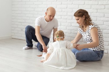 Anne çocuğuna işitme cihazı ve koklear implantlar takıyor. Sağır ve sağlıklı.