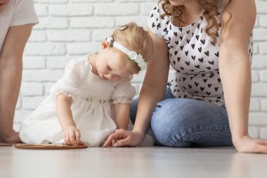 Anne çocuğuna işitme cihazı ve koklear implantlar takıyor. Sağır ve sağlıklı.
