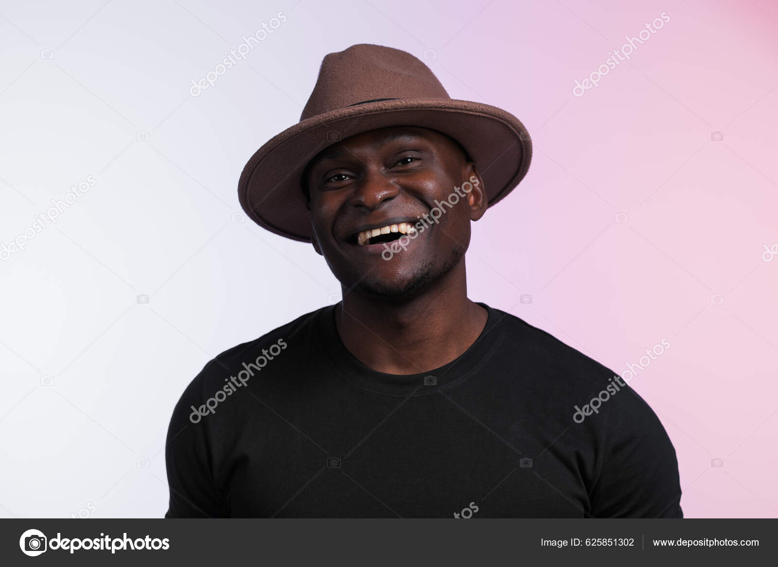 Hymyilevä Iloinen Amerikkalainen Afrikkalainen Mies Käyttää Tyylikäs Hattu  Vaaleanpunainen Violetti — valokuva © Satura_ #625851302