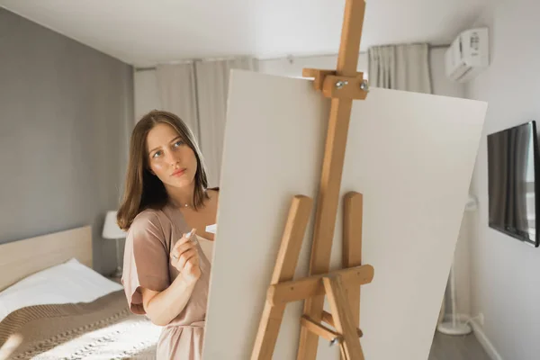 Mladá Žena Umělkyně Malování Plátno Stojanu Doma Ložnici Umění Kreativita — Stock fotografie