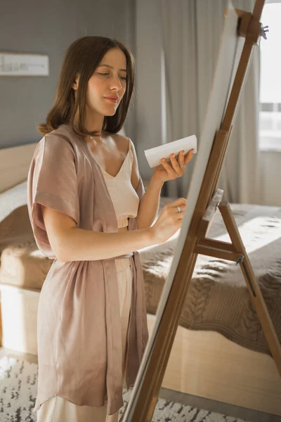 家中画架上画布的年轻女画家 艺术与创意 — 图库照片