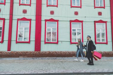 Mutlu arkadaşlar alışveriş yapıyor. Alışveriş torbalarıyla alışveriş yapan iki güzel genç kadın. Tüketim ve arkadaşlık kavramı.