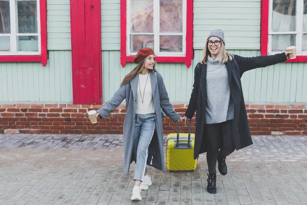 Två Glada Turist Kvinnor Ler Och Promenader Med Resväskor Stadens — Stockfoto