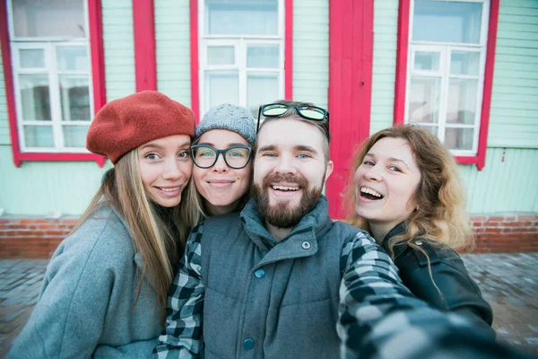 Grupo Jóvenes Amigos Felices Divirtiéndose Calle Ciudad Tomando Selfie Amistad —  Fotos de Stock