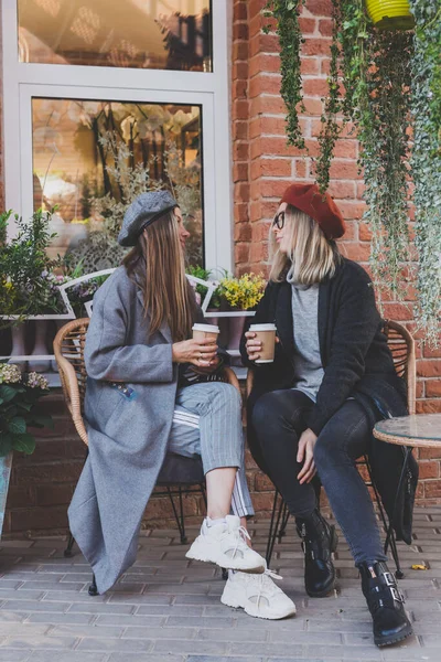 Young Female Best Friends Talking Each Other Discussing Interesting Themes — Stock Photo, Image