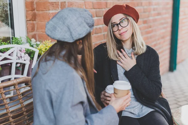 Fiatal Női Legjobb Barátok Beszélgetnek Egymással Érdekes Témákról Szabadidős Hipszter — Stock Fotó