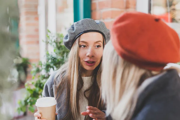 年轻的女性最好的朋友在业余时间互相谈论有趣的话题 嬉皮士女孩 开玩笑 一起享受与咖啡一起去城市娱乐 — 图库照片