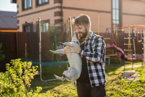 Jovem Homem Segurando Branco Jack Russell Terrier Cão Com Manchas — Fotografia de Stock
