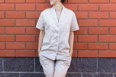 Yakın çekim detayı ve pijamanın kumaş dokusu. Ev ödevi, uyku tulumu, alışveriş indirimi.