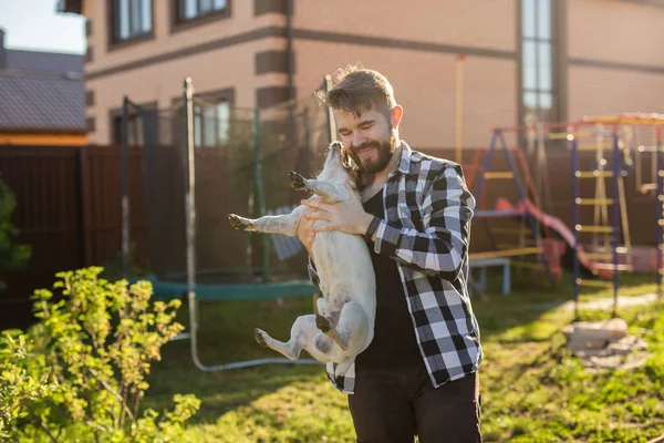 Hombre Joven Sosteniendo Gato Blanco Russell Terrier Perro Con Manchas — Foto de Stock