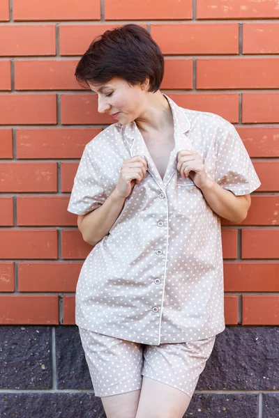 Evdeki Neşeli Kadın Pijamasını Giyer Tuğla Duvar Arkası Duyguları Pijama — Stok fotoğraf
