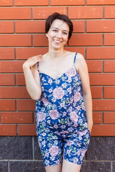 Mulher Alegre Casa Desgaste Pijama Livre Tijolo Parede Fundo Emoções — Fotografia de Stock