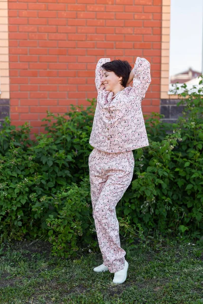 Wesoła Kobieta Domu Nosić Piżamę Zewnątrz Cegły Ściany Tła Emocje — Zdjęcie stockowe