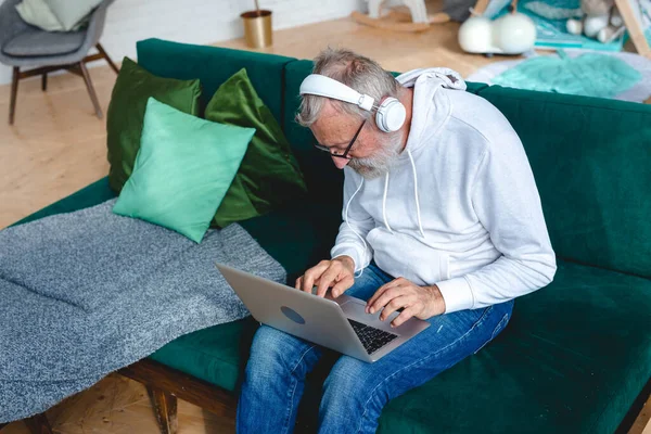 Όμορφος Γέρος Ντυμένος Κουκούλα Και Γυαλιά Χρησιμοποιεί Φορητό Υπολογιστή Και — Φωτογραφία Αρχείου