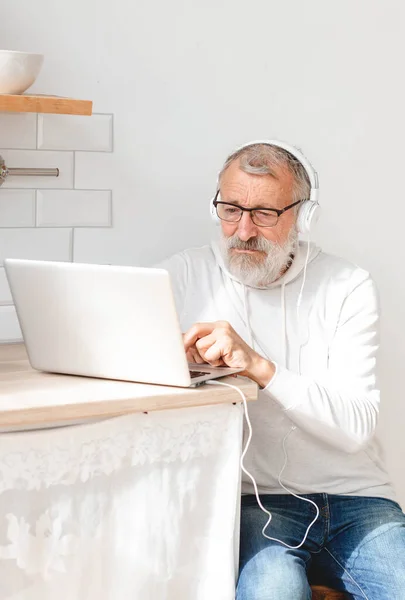 Όμορφος Γέρος Ντυμένος Κουκούλα Και Γυαλιά Χρησιμοποιεί Φορητό Υπολογιστή Και — Φωτογραφία Αρχείου