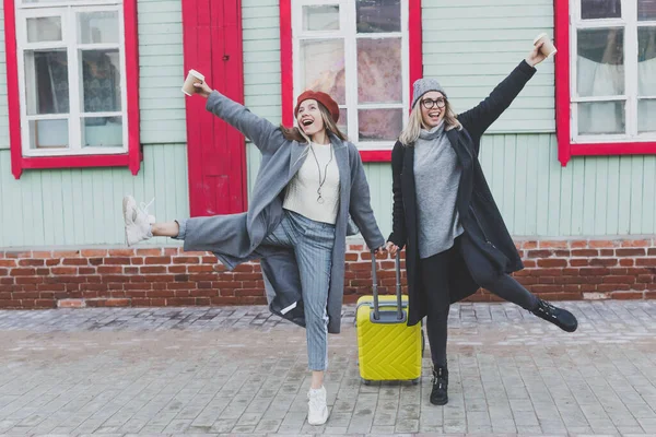 Två Glada Turist Kvinnor Ler Och Promenader Med Resväskor Stadens — Stockfoto