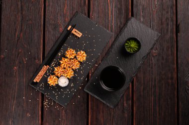 Sıcak Japon suşi ve rulo bir somon, avokado, salatalık ve uçan balık havyar ile