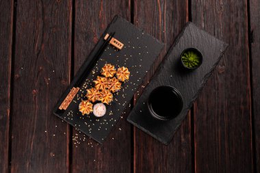 Sıcak Japon suşi ve rulo bir somon, avokado, salatalık ve uçan balık havyar ile