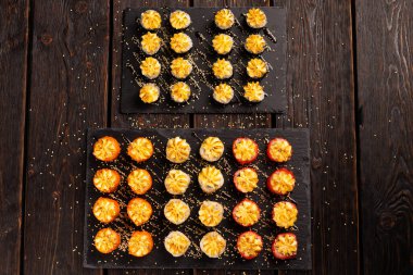 Baharatlı sriracha kewpie mayonezli Japon somonu.