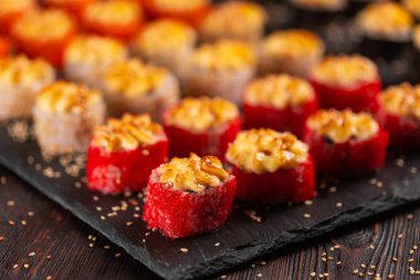 Baharatlı sriracha kewpie mayonezli Japon somonu.