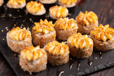 Baharatlı sriracha kewpie mayonezli Japon somonu.