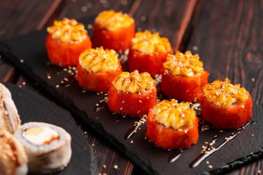 Baharatlı sriracha kewpie mayonezli Japon somonu.