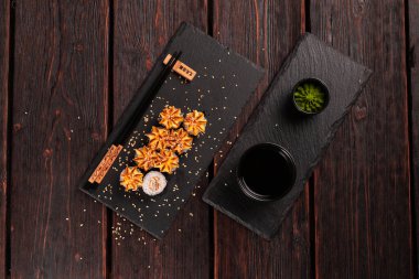 Sıcak Japon suşi ve rulo bir somon, avokado, salatalık ve uçan balık havyar ile