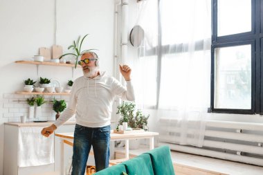 Son sınıf erkek dansı ve akıllı telefon uygulaması ile müzik listesi oluşturuluyor ve yaşlı erkek cep telefonu teknolojisiyle dans ederken eğleniyor.