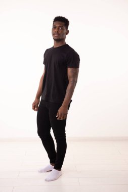 Afrika kökenli Amerikalı adam yakın çekim izole beyaz arka plan.