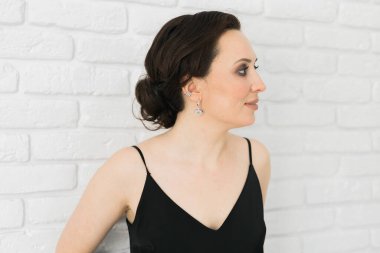 Şık giyinen bekar bir bayan öğrenci mutlu bir şekilde gülüyor, evde dinleniyor - milenyum kızı ve duygu konsepti