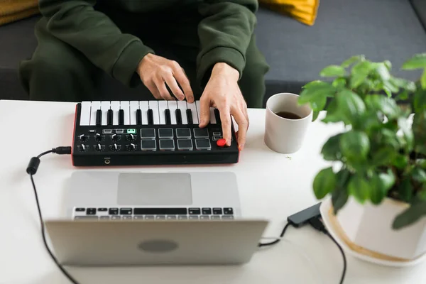 Ana Stüdyoda Müzik Yapmak Için Dizüstü Bilgisayar Midi Klavye Diğer — Stok fotoğraf
