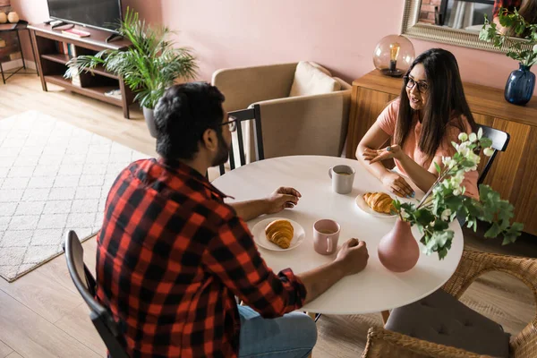 Gelukkig Indiaans Echtpaar Ontbijten Kletsen Samen Keuken Vriendschap Afspraakjes Familie — Stockfoto