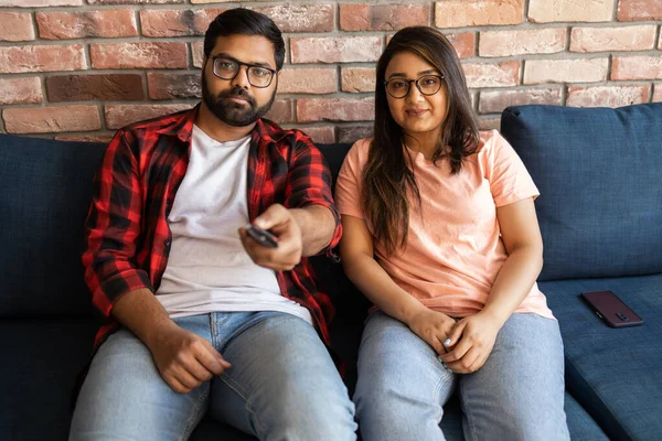 Gelukkig Jong Indiaas Paar Ontspannen Kijken Thuis Vrije Tijd Film — Stockfoto