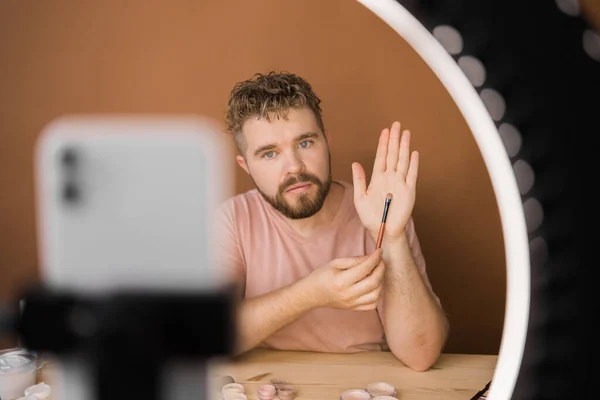 Bearded Man Professional Beauty Make Artist Vlogger Blogger Recording Makeup — Stock Photo, Image