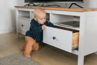 Küçük çocuk yeni doğmuş bebek evde bebek aktivitesi yapıyor. Çocukla oyun oynamak. Bebek bakımı ve annelik kavramı