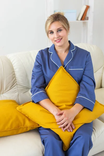 Leuke Minded Vrouw Dragen Pyjama Zitten Bank Gebruik Rust Ontspannen — Stockfoto