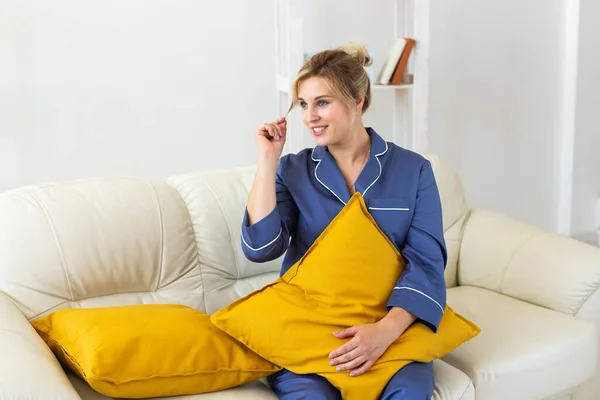 Glamorösa Kvinna Bär Pyjamas Med Glada Leende Kylning God Morgon — Stockfoto