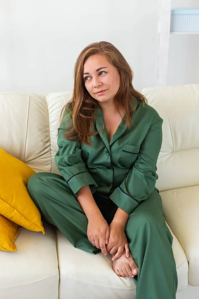 Jeune Femme Insouciante Pyjama Confortable Reposant Sur Canapé Maison Bien — Photo