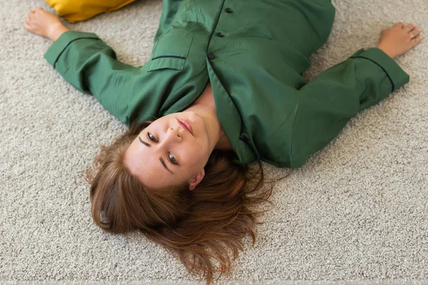 Mujer Joven Despreocupada Pijamas Acogedores Descansando Sofá Casa Bienestar Comodidad — Foto de Stock